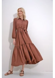 Trend Alaçatı Stili فستان ماكسي بوي للنساء من القهوة مع تنورة بأزرار أمامية من الكتان المكشكش ALC-X12045