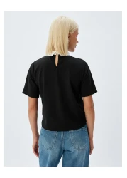 Koton تي شيرت بياقة قميص مرصعة بالأحجار وأكمام قصيرة من قماش الكريب القطني