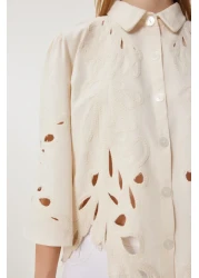 Happiness İstanbul قميص نسائي كريمي مخرم ومطرز بالدانتيل من قماش البوبلين QS00010