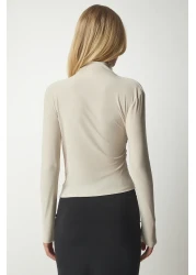 Happiness İstanbul بلوزة نسائية ذات ياقة عالية ومفصلة بتصميم كريمي FF00135
