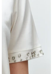  Collection تي شيرت محبوك بقصة عادية/عادية ومزين باللؤلؤ الأبيض TWOSS24TS00070