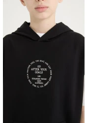 Defacto طقم للأولاد مكون من 3 قطع - سويت شيرت بغطاء للرأس، بدون أكمام ومطبوع، تي شيرت بأكمام قصيرة، ملابس بأرجل مرنة