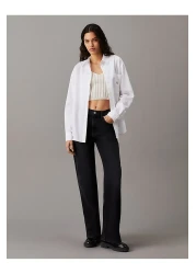 Calvin Klein قميص جينز قياسي بياقة مطرزة باللون الأبيض للنساء، قميص WOVEN LABEL المريح