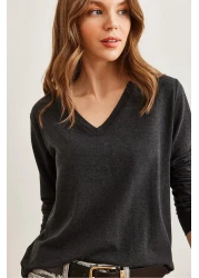 Olalook بلوزة نسائية سوداء من الفيسكوز برقبة على شكل حرف V - BLZ- 19002729