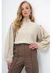 Trend Alaçatı Stili بلوزة قميص نسائية بياقة القاضي باللون البيج وأزرار أمامية وأكمام بالونية Alc-X11872