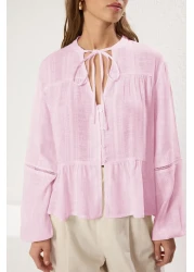  Collection قميص منسوج من القماش القطني باللون الوردي الفاتح مع دانتيل على الأكمام مقاس عادي عادي TWOSS25GO00038