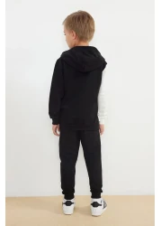 TRENDYOLKIDS طقم سويت شيرت وبدلة رياضية بغطاء للرأس من القطن باللون الأسود للأولاد - TKDAW25AU00058