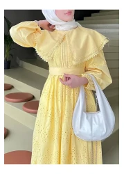 Modamorfo فستان بياقة كيب مزين بالدانتيل باللون الأصفر