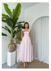 Julidress فستان ميدي بتفاصيل مشد مزين بنقشة الزهور ومطويات مميزة