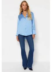  Collection قميص منسوج من الساتان مقاس كبير/واسع باللون الأزرق TWOAW24GO00211