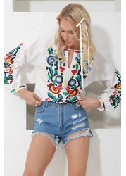 Trend Alaçatı Stili بلوزة نسائية بيضاء مطرزة بالنيون من البوبلين ALC-X11926