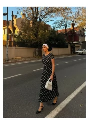 leyla sanat sanata yeni bir bakış açısı ليلى آرت منظور جديد للفن، فستان نسائي قصير الأكمام بياقة دائرية ومنقط، فستان طويل من الكريب المحبوك