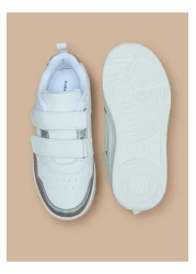 Flora Bella by Shoexpress حذاء رياضي بألوان متباينة مزود بخطاف وحلقة للإغلاق