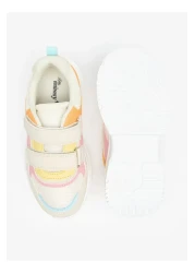 Little Missy حذاء رياضي بألوان متباينة مزود بخطاف وحلقة للإغلاق