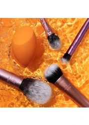 The Everyday Essentials set from Real Techniques gives you 5 essential tools to master any look tapered, soft and fluffy bristles. Blend powder blush evenly for a smooth, natural look