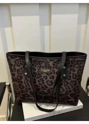 حقيبة كتف كبيرة السعة متعددة الاستخدامات مطبوعة بنمط نمر للنساء، باللون البني الداكن، مزودة برباط وحلقات معد