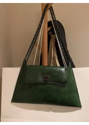 حقيبة كتف كلاسيكية راقية متعددة الإستخدامات بسلسلة رصينة ولون صلب و تصميم انيق لإطلالة شارعية أثناء العطلات،