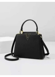 الحقيبة الكتفية ذات الحمل الكبير بتصميم منقوش وخيوط التطريز، ذات لون أحادي من قماش بو مقاوم للماء وذات مقبضين