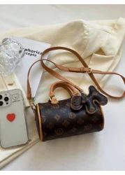 في عام 2024، حقيبة الوسادة المتنقلة ذات التصميم المطبوع بنمط الحرف والتصميم المتباين، ذات المقبض المزدوج، والم