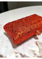 حقيبة سهرة كلاسيكية أنيقة مزينة بالكريستالات البراقة على كلا الجهتين ذات لون برتقالي و تصميم براق، مع سلسلة ك