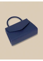 هذه الحقيبة المسائية لها سعة معينة لحمل العناصر مثل الهاتف والمحفظة والمستحضرات التجميلية. التصميم القابل لل