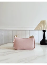 حقيبة كتف على شكل باجيت من قماش PU مقاوم للماء ذات لون أحادي كلاسيكي بتصميم جوكر، مزينة بسلسلة معدنية بشكل فراو