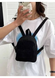 حقيبة ظهر صغيرة بلون أحادي عصرية وعتيقة مناسبة للتسوق واللعب والسفر مناسبة للذكور والإناث. زيبر وحزام كتف قاب