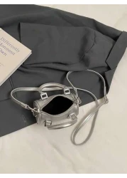 حقيبة كتف صغيرة مطبوع عليها حروف للبنات