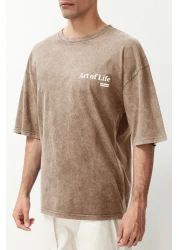  Collection تي شيرت بني كبير الحجم/واسع القطع بتأثير باهت مطبوع 100% قطن TMNSS23TS00166