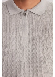  Collection إصدار محدود من تي شيرت محبوك بياقة بولو وسحاب ومخرم بقصة عادية TMNSS24PO00001