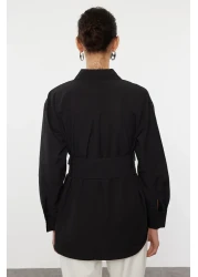  Collection قميص منسوج كبير الحجم بحزام أسود ومفصل TWOAW25GO00025