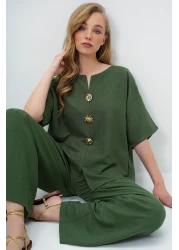 Trend Alaçatı Stili بلوزة وبنطلون Aerobin للسيدات باللون الكاكي ورقبة على شكل حرف V وأزرار معدنية ذهبية اللون ALC-X14122