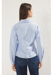  Collection قميص أزرق مزدوج الصدر مع تفاصيل ربطة عنق، قميص منسوج عادي TWOSS25GO00029