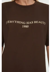  Collection تي شيرت محبوك بني 100٪ قطن مطبوع عليه شعار مريح / واسع ومريح TWOSS19GH0034