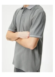 Koton تي شيرت بياقة بولو وقصة ضيقة وأكمام قصيرة مع تفاصيل طية صدر السترة