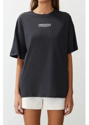  Collection تي شيرت أنثراسايت 100% قطن مطبوع من الأمام والظهر كبير الحجم/مقاس واسع تي شيرت محبوك TWOSS24TS00183