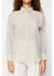  Collection قميص منسوج بمظهر كتان كبير الحجم مخطط باللون الأخضر TWOSS24GO00050