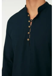  Collection قميص ذو طية صدر السترة بقصة ضيقة باللون الأزرق الداكن - 100% قطن، نصف فتحة، أزرار TMNSS20GO0097