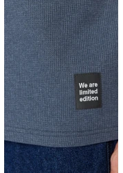  Collection تي شيرت وافل واسع القطع منقوش باللون النيلي - جيب وملصق، كم قصير TMNSS23TS00077