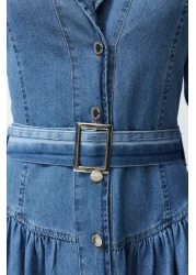  Collection فستان طويل من قماش الدنيم باللون الأزرق الفاتح مع حزام وياقة معطف TWOSS24EL00776