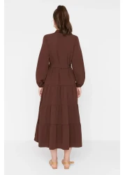  Modest فستان منسوج بحزام بني داكن وأزرار وطية صدر السترة TCTSS21EL3343