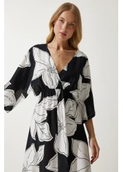 Happiness İstanbul فستان فيسكوز صيفي منقوش بياقة ملفوفة باللونين الأبيض والأسود DK00166