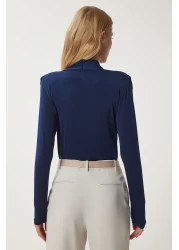 Happiness İstanbul بلوزة نسائية باللون الأزرق الداكن بياقة ملفوفة ومبطنة ومثبتة ZH00039