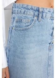  Collection تنورة جينز متوسطة الطول بأزرار أمامية باللون الأزرق TWOAW24ET00063