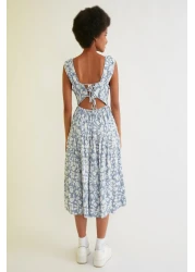  Collection فستان ميدي منسوج بتصميم زهور منخفض الخصر ومفتوح من الخصر باللون الأزرق TWOSS21EL0709