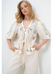 Trend Alaçatı Stili بلوزة نسائية من الكتان والموسلين برباط وتطريز على شكل حرف V من إكرو ALC-X13993