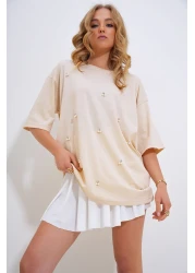 Trend Alaçatı Stili تي شيرت نسائي بيج برقبة دائرية ومطرز باللؤلؤ والحجر ALC-X11964