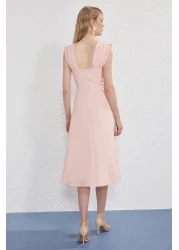  Collection فستان سهرة متوسط ​​الطول منسوج بتفاصيل لؤلؤ مسحوق وفتحة الخصر فستان التخرج الليلي TPRSS25EL00287