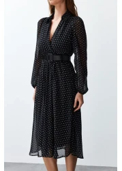  Collection فستان متوسط ​​الطول من الشيفون المبطن باللون الأسود وحزام منقط TWOSS24EL00839