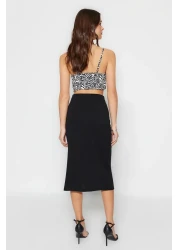  Collection تنورة سوداء عالية الخصر وشق مفصلة من نسيج الكريب ميدي محبوكة TWOSS23ET00316